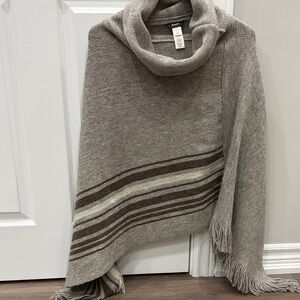 Roots Women's poncho.